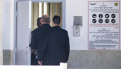 RAMLE: Former Israeli Prime Minister Ehud Olmert (center) arrives at the Maasiyahu Prison in the central Israeli city of Ramle yesterday as he begins a 19-month term for bribery and obstruction of justice. — AFP