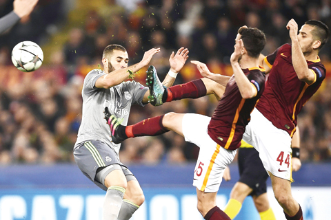 ROME: Real Madrid's French forward Karim Benzema vies with Roma's midfielder from Bosnia-Herzegovina Miralem Pjanic and Roma's defender from Greece Konstas Manolas (R) during the UEFA Champions League football match AS Roma vs Real Madrid yesterday at the Olympic stadium in Rome.   -- AFP n