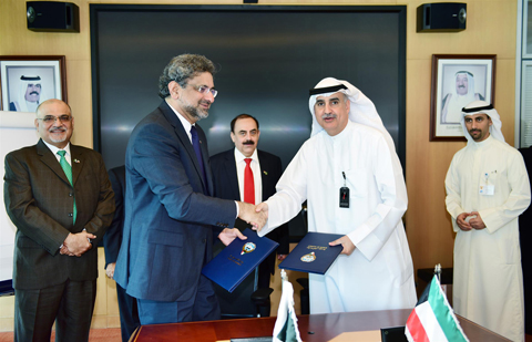 KUWAIT: Kuwait Petroleum Corporation CEO Nezar Al-Adsani signs an MoU with Pakistani Minister of Petroleum and Natural Resources Shahid Khaqan Abbasi at the KPC headquarters yesterday. - KUNA 