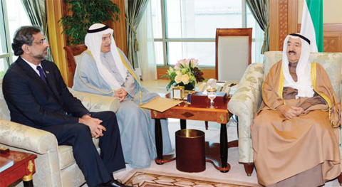 KUWAIT: His Highness the Amir Sheikh Sabah Al-Ahmad Al-Jaber Al-Sabah meets with Pakistani Federal Minister for Petroleum and Natural Resources Shahid Khaqan Abbasi. — Amiri Diwan and KUNA photos