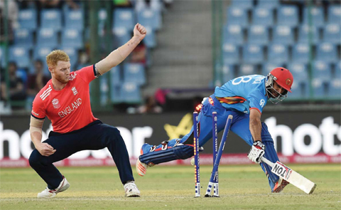 NEW DELHI: England’s Ben Stokes (L) watches as Afghanistan’s Shafiqullah Shafaq successfully reaches the crease during the World T20 cricket tournament match between England and Afghanistan at The Feroz Shah Kolta Cricket Stadium in New Delhi yesterday. — AFP