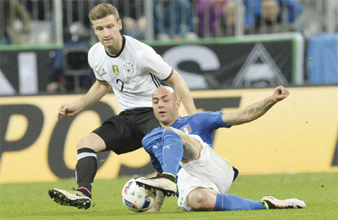 MUNICH: Germany’s Shkodran Mustafi, left, and Italy’s Simone Zaza challenge for the ball during a friendly soccer match between Germany and Italy at the Allianz Arena.—AP