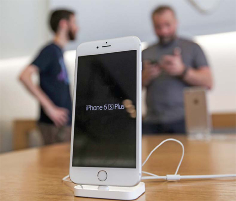 LOS ANGELES: An Apple iPhone 6s Plus smartphone is displayed at the Apple store at The Grove in Los Angeles. The FBI said it successfully used a mysterious technique without Apple Inc’s help to hack into the iPhone used by a gunman in a mass shooting in California, effectively ending a pitched court battle between the Obama administration and one of the world’s leading technology companies. — AP