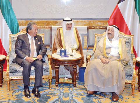 KUWAIT: His Highness the Amir Sheikh Sabah Al-Ahmad Al-Jaber Al-Sabah meets with Malaysian Foreign Minister Dato Sri Anifah Haji Aman. — Amiri Diwan and KUNA photos