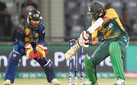 NEW DELHI: Sri Lanka’s wicket keeper Dinesh Chandimal (L) watches as South Africa’s Hashim Amla plays a shot during the World T20 cricket tournament match between South Africa and Sri Lanka at Feroz Shah Kotla cricket ground in New Delhi yesterday. — AFP
