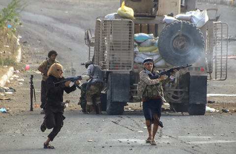 TAEZ: Yemeni tribesmen from the Popular Resistance Committees - supporting forces loyal to Yemen’s Saudibacked President Abedrabbo Mansour Hadi, hold a position during clashes with Shiite Houthi rebels west of the city of Taez. Since March 19, fighting has raged on the outskirts of third city Taez as rebels try to retake positions lost in recent weeks to loyalists, military sources said. — AFP