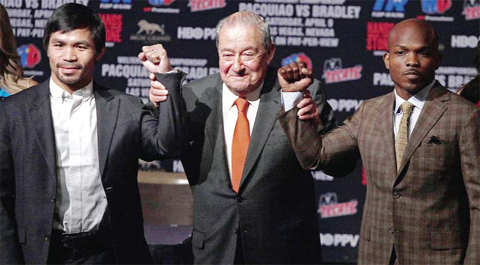 LAS VEGAS: Welterweight boxers Manny Pacquiao (left), and Timothy Bradley Jr (right), pose with promoter Bob Arum (center), during their final news conference at the MGM Grand Hotel & Casino. — AFP