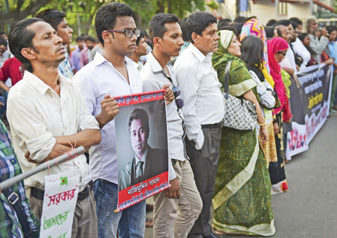 DHAKA: Bangladeshi secular activists and university students take part in a protest in following the murder of 26-year-old law student. — AFP