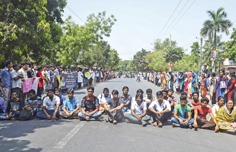 RAJSHAHI: Bangladeshi students protest in Rajshahi, days after unidentified attackers hacked to death a university professor. — AFP