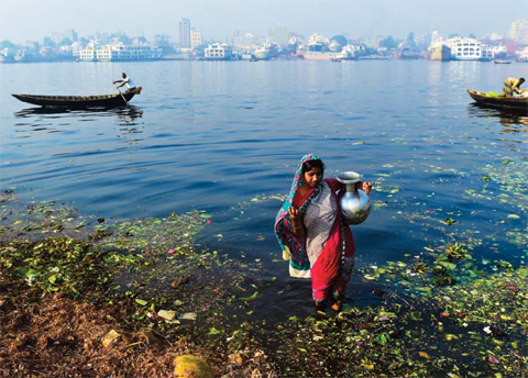 DHAKA: A Bangladeshi woman collects contaminated water from the polluted Buriganga in Dhaka
