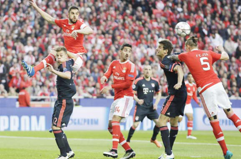 LISBON: Benfica and Munich players watch the ball during the Champions League quarterfinal second leg soccer match between SL Benfica and Bayern Munich at the Luz stadium in Lisbon yesterday. — AP