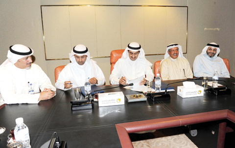 KUWAIT: Minister of Commerce and Industry Yousef Al-Ali (center) and Chairman of the Capital Market Authority’s Board of Commissioners Nayef Al-Hajraf (second left) sign an agreement yesterday under which Kuwait Stock Exchange (KSE) becomes fully operated by Kuwait Bourse Co as of today. — KUNA