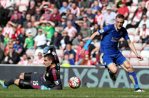 SUNDERLAND: Leicester City's Jamie Vardy, right, goes on to score his goal past Sunderland's goalkeeper Vito Mannone, left, during the English Premier League soccer match between Sunderland and Leicester City at the Stadium of Light, Sunderland, England, yesterday. - AP