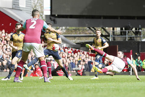 West Ham's Andy Carroll, right, scores his side's second goal during the English Premier League soccer match between West Ham United and Arsenal at Upton Park stadium in London, Saturday April 9, 2016. (AP Photo/Tim Ireland)