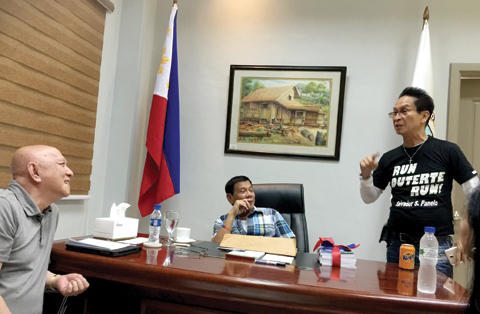 DAVAO: Philippine president-elect Rodrigo Duterte (center) meets with Communist Party peace negotiating panel member Fidel Agcaoili (left) as Salvador Panelo, the Duterte’s incoming spokesman, looks on during a courtesy call in Davao. —AFP