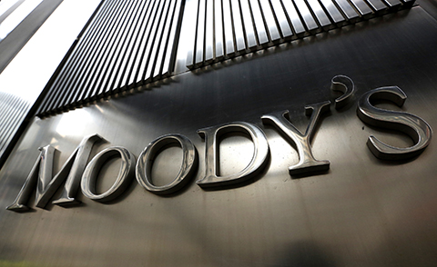 A Moody's sign is displayed on 7 World Trade Center, the company's corporate headquarters in New York, February 6, 2013. REUTERS/Brendan McDermid (UNITED STATES - Tags: BUSINESS) - RTR3DFKY