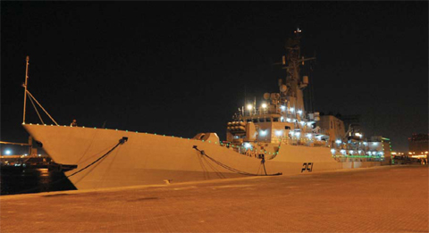 KUWAIT: The Pakistani Naval Ship Zulfiquar docked at Shuwaikh Port Monday.—Photos by Fouad Al-Shaikh