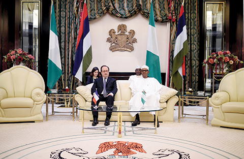 Nigerian President Muhammadu Buhari (R) and French President Francois Hollande (L) look on during a meeting at the presidential Palace in Abuja on May 14, 2016.n Regional and Western powers gathered in Nigeria on May 14 for talks on quelling the threat from Boko Haram as the UN warned of the militants' threat to African security and ties to the Islamic State group.  / AFP / POOL / STEPHANE DE SAKUTIN