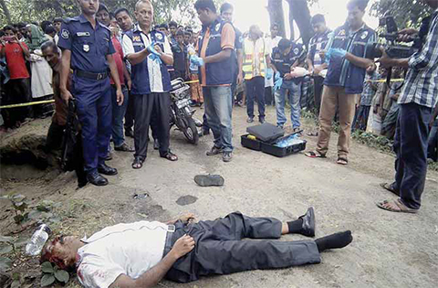 KUSHTIA, BANGLADESH: Bangladeshi investigators look over the body of 58-year-old homeopathic doctor Sanaur Rahman after unknown assailants hacked him to death. — AFP