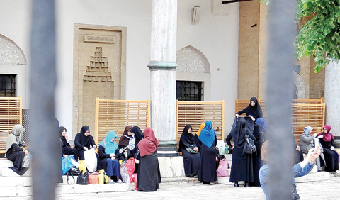 SARAJEVO: Bosnian Muslim women are seen in front of Sarajevo’s central “Gazi-Husref Bey mosque. Hadzic heads a congregation of nearly 100 Muslim Salafists who refused to join official Bosnian Islamic community and continue to practice Islam in a more orthodox way. — AFP