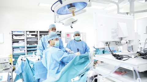 KUWAIT: Kuwaiti bariatric (weight loss) surgeon Dr Mohammad Al-Jarallah during a surgery. — KUNA