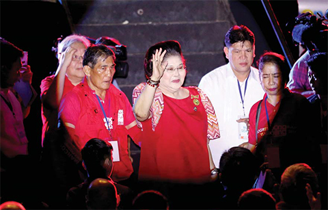 MANILA: Former first lady Imelda Marcos, center, waves to the crowd as she attends the last campaign rally of her son vice presidential candidate Sen. Ferdinand “Bongbong” Marcos Jr. on Thursday. — AP