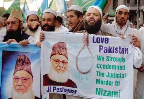 PESHAWAR, PAKISTAN: Supporters of Pakistani religious party Jamaat-e-Islami condemn the execution of Bangladesh’s largest Islamist party’s chief Motiur Motiur Rahman Nizami on Wednesday. — AP