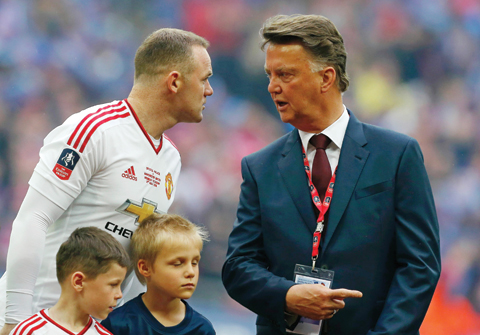 LONDON: Manchester United’s Dutch manager Louis van Gaal (R) speaks with Manchester United’s English striker Wayne Rooney before the start of the FA Cup trophy following the English FA Cup final football match between Crystal Palace and Manchester United at Wembley stadium. — AFP