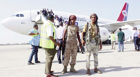 ADEN: Yemeni loyalist security forces pose as passengers disembark from a Yemeni a aircraft coming from Jordan on Thursday at the International Airport of the southern port city of Aden, as it is the first passenger plane landing after the airport reopened after months of closure due to security issues.—AFP