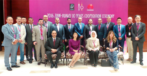 SHENZHEN: Eaman Al-Roudhan and Joy Tan with a delegation of Zain Kuwait executives, Kuwaiti press and analysts during ‘2016 Zain-Huawei Cooperation Ceremony’ in Shenzhen