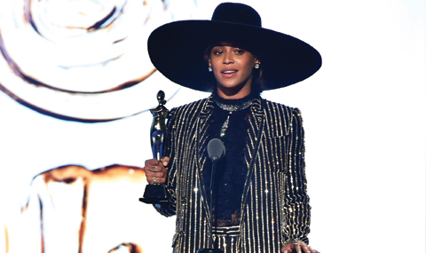 Beyonce accepts CDFA Fashion Icon Award onstage at the 2016 CFDA Fashion Awards at the Hammerstein Ballroom in New York City. — AP/AFP photos