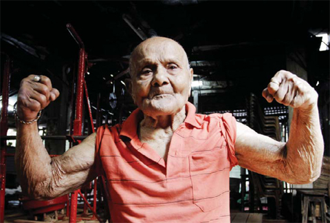 KOLKATA: In this March 16, 2012 file photo, Indian bodybuilder Manohar Aich flexes his muscles as he poses for a photograph at a gymnasium in Kolkata, India. Aich, a celebrated Indian bodybuilder and former Mr Universe, has died in the eastern city of Kolkata at the age of 104. — AP