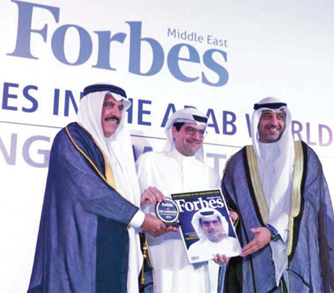 Mazin Al-Nahedh receiving the award from Forbes and the Minister