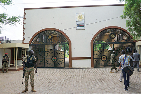 Soldiers stand guard outside the bullet-scarred main gate of the presidential palace in Juba on July 15, 2016, where clashes between rival units this week left scores dead and set off battles elsewhere in the city. nnAt least 300 people have been killed in four days of intense gunbattles in the capital of South Sudan and 42,000 have fled the city, the UN said on July 15. / AFP PHOTO / Peter MARTELL
