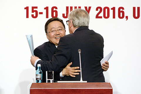 Mongolia's President Tsakhiagiin Elbegdorj (L) embraces European Commission President Jean-Claude Juncker after a press conference during the 11th Asia-Europe Meeting (ASEM) in the Mongolian capital of Ulan Bator on July 16, 2016.nThe 11th Asia-Europe Meeting (ASEM) summit runs from July 15 to 16. / AFP PHOTO / WANG ZHAO