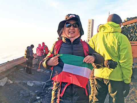 TOKYO: Eiko Ishiyama raises Kuwait’s flag on Mt Fuji. — KUNA