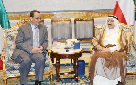 KUWAIT: His Highness the Amir Sheikh Sabah Al-Ahmad Al-Jaber Al-Sabah meets with UN Special Envoy for Yemen Ismail Ould Cheikh Ahmed. — Amiri Diwan and KUNA photos