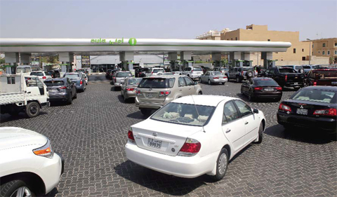 KUWAIT: Drivers queue up to fill their cars with fuel at petrol stations in Kuwait City yesterday on the eve of increased petrol prices. The Kuwaiti cabinet decided on August 1, 2016 to raise petrol prices by more than 80 percent from September 1 as part of economic reforms aimed at countering falling oil revenues. These are the first increases in heavily subsidized petrol prices in the OPEC member for almost two decades. The oil-rich Gulf state liberalized the prices of diesel and kerosene in January 2015 and revises their prices monthly. — Photos by Yasser Al-Zayyat
