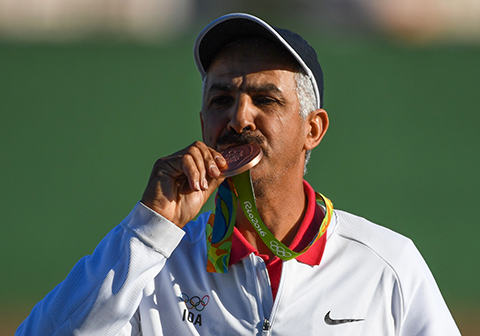 RIO DE JANEIRO: Abdullah Al-Rashidi of Kuwait, competing on the Independent Olympic Team, kisses his bronze medal during the award ceremony for the men's skeet event at Olympic Shooting Center at the 2016 Summer Olympics yesterday. - AFP
