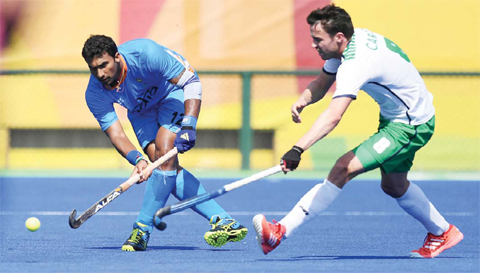 RIO DE JANEIRO: India’s Raghunath Vokkaliga fights for the ball with Ireland’s Chris Cargo during the men’s field hockey India vs Ireland match of the Rio 2016 Olympics Games at the Olympic Hockey Centre in Rio de Janeiro yesterday. — AFP