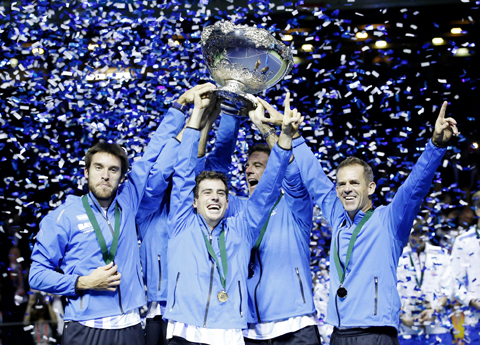 ZAGREB: Argentina’s players lift the trophy after winning the Davis Cup final in Zagreb, Croatia, Sunday. Argentina defeated Croatia 3-2 in the Davis — AP