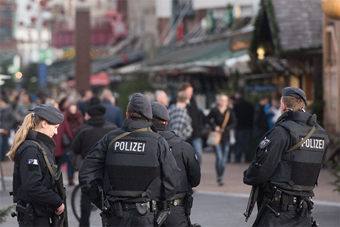 Armed police patrol at the Christmas market in Oberhausen, western Germany on December 23, 2016 (AFP Photo/Bernd Thissen)