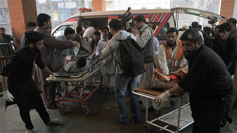 Pakistani security forces transfer victims injured in a bombing, at a hospital in Peshawar, on March 7, 2016. (AFP )