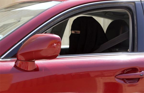 FILE PHOTO - A woman drives a car in Saudi Arabia October 22, 2013. REUTERS