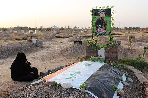 BAGHDAD: An Iraqi woman visits the grave of a relative, who was killed during battles with Islamic State (IS) group fighters, at a graveyard in the Iraqi town of Dhuluiyah. -AFP