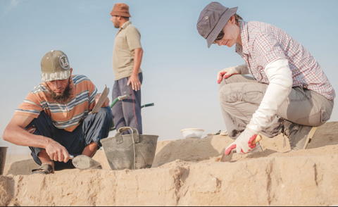 nKUWAIT: Greek archaeologists work on the Hellenic castle discovered in Kuwait, which dates back between 323 and 146 BC. - KUNAnnnnn