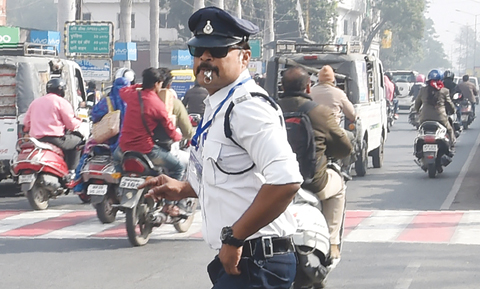INDORE: Indian traffic policeman Ranjeet Singh directs traffic while ‘moonwalking’ at an intersection in Indore. _ AFP