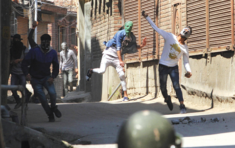 SRINAGAR: Indian Kashmiris clash with Indian policemen during unrest following gun fights between suspected militants and Indian forces in South Kashmir. —AFP
