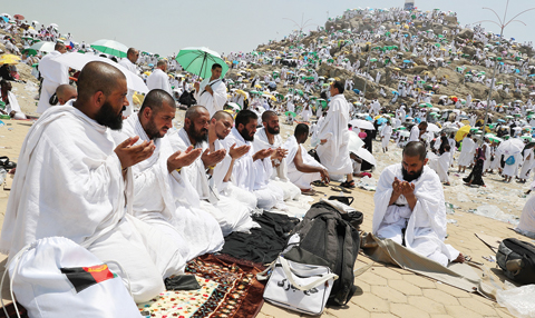 MAKKAH: Muslim pilgrims pray at Mount Arafat, also known as Jabal Al-Rahma (Mount of Mercy), during the climax of the hajj pilgrimage yesterday. - AFP n