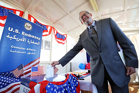 KUWAIT: US Ambassador to Kuwait Lawrence Silverman casts his vote at the US Embassy yesterday. — Photo by Yasser Zayyat
